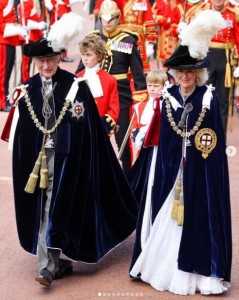 ウィンザー城で「ガーター勲章叙任式」の行進に参加したチャールズ国王とカミラ王妃。豪華なベルベットのローブと羽根つきの帽子を身に着けている（『The Royal Family　Instagram「The King and Queen, The Prince of Wales and other members of the Royal Family have attended a service for the Most Noble Order of the Garter at St George’s Chapel in Windsor.」』より）