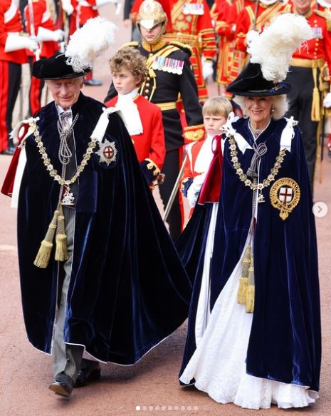 ウィンザー城で「ガーター勲章叙任式」の行進に参加したチャールズ国王とカミラ王妃。豪華なベルベットのローブと羽根つきの帽子を身に着けている（『The Royal Family　Instagram「The King and Queen, The Prince of Wales and other members of the Royal Family have attended a service for the Most Noble Order of the Garter at St George’s Chapel in Windsor.」』より）