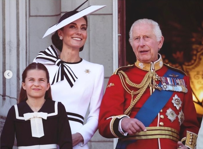 バルコニーで談話するキャサリン皇太子妃とチャールズ国王（『The Prince and Princess of Wales　Instagram「A memorable day at The King’s Birthday Parade.」』より）