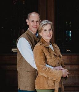 クリストファー・ジェルフ氏が撮影したエドワード王子夫妻のポートレート。王子が妻を後ろから抱きしめている（『Christopher Jelf　Instagram「Congratulations… 25 years!」』より）