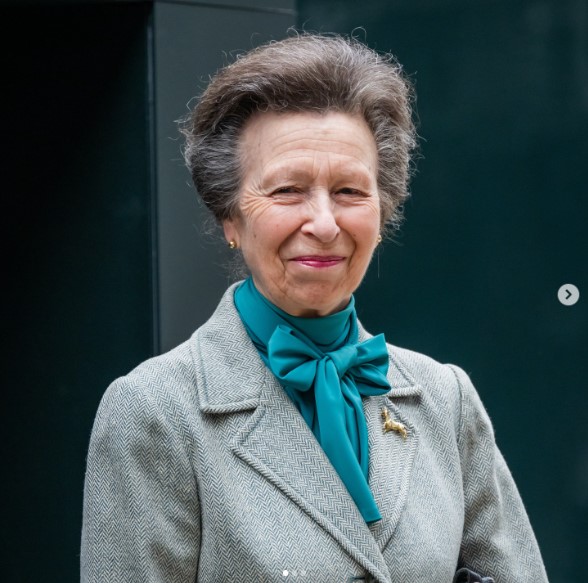 チャールズ国王の妹アン王女（73）。自宅敷地内を散歩中、軽傷を負い脳しんとうを起こして救急搬送された（『The Royal Family　Instagram「At Paddington Station in London,」』より）