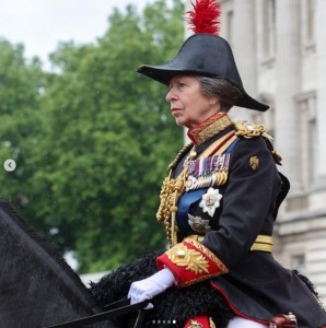 英騎兵連隊「ブルーズ・アンド・ロイヤルズ」の大佐を務めるアン王女。「トゥルーピング・ザ・カラー」では馬に乗ってパレードに参加した（『The Royal Family　Instagram「Trooping the Colour is an occasion which reinforces the links between the Armed Forces and the Royal Family.」』より）