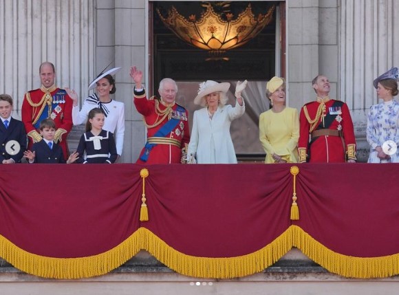 宮殿のバルコニーに登場した王室上級メンバー。チャールズ国王の隣にはキャサリン皇太子妃が並んだ（『The Royal Family　Instagram「The King, Queen and other Members of the Royal Family are greeted by crowds as they gather on the balcony of Buckingham Palace to watch the traditional fly-past.」』より）