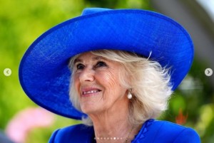 鮮やかなブルーの帽子とアンサンブルを纏ったカミラ王妃。耳には大きなパールのドロップイヤリングを着けている（『The Royal Family　Instagram「A wonderful first day at ＠AscotRacecourse to kick off Royal Ascot 2024!」』より）