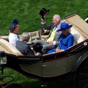 正装して馬車に乗るチャールズ国王とカミラ王妃。手前にはウェリントン公爵夫妻が座っている（『Official Ascot ＆ Royal Ascot　Instagram「Join us as we take a look back at Day One of The Royal Procession」』より）