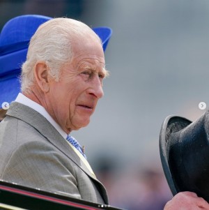 【イタすぎるセレブ達】チャールズ国王夫妻、「ロイヤルアスコット」開幕日に馬車のパレードで登場