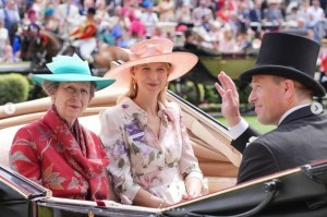 アン王女と隣に座るレディ・ガブリエラ・キングストン。手前にはピーター・フィリップスさんが座っている（『The Royal Family　Instagram「A wonderful first day at ＠AscotRacecourse to kick off Royal Ascot 2024!」』より）