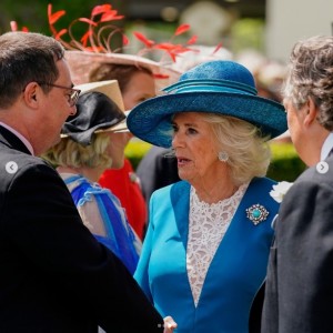 ロイヤルブルーの帽子とドレスを纏ったカミラ王妃。この日、チャールズ国王は別の公務のために出席しなかった（『Official Ascot ＆ Royal Ascot　Instagram「The Prince of Wales joins the Royal Procession for Day 2 of ＃RoyalAscot 2024」』より）