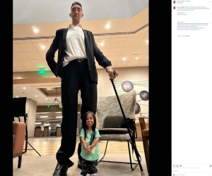 “世界一背が高い男性”身長251センチのスルタンさんと“世界一背が低い女性”身長62.8センチのジョティーさん。ギネス記録を持つ2人は今年2月、6年ぶりの再会を果たしていた（『Jyoti Amge　Instagram「Sultan Kösen （born 10 December 1982） is a Turkish farmer who holds the Guinness World Record for tallest living Man at 251 cm （8 ft 2.82 in）」』より）