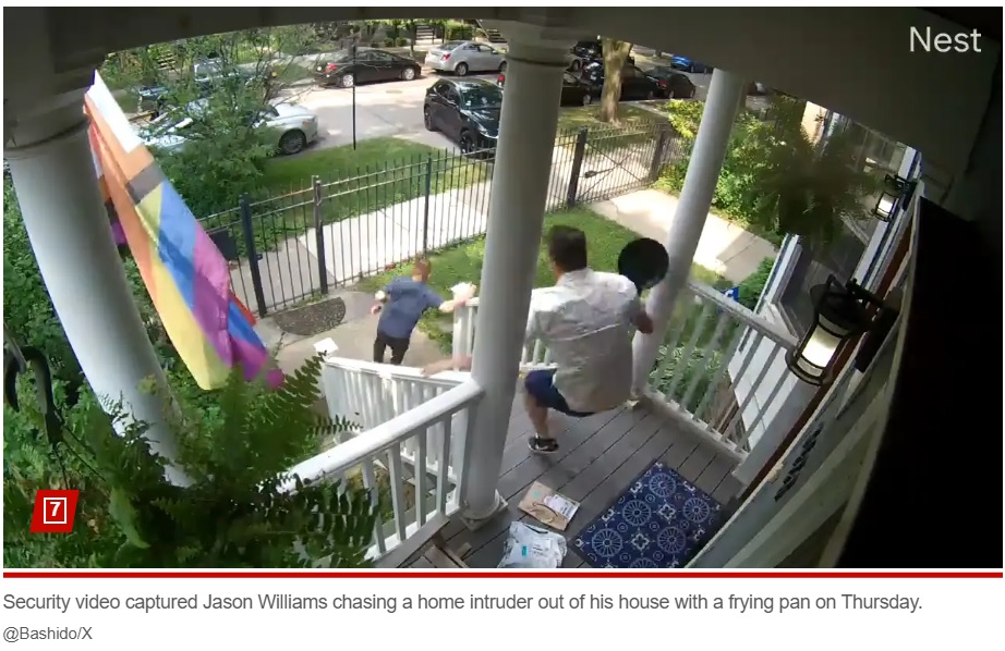 自宅で泥棒と鉢合わせた男性は、近くにあったフライパンを手にして犯人を追いかけた（『New York Post　「Chicago homeowner fights off suspected burglar with a frying pan in wild video: ‘Got him!’」（＠Bashido/X）』より）