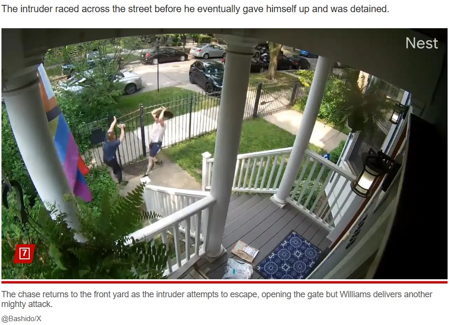 逃げ出した犯人を追いかけたジェイソンさん。「出ていけ！」と叫びながら、犯人の頭をフライパンで殴打した（『New York Post　「Chicago homeowner fights off suspected burglar with a frying pan in wild video: ‘Got him!’」（＠Bashido/X）』より）