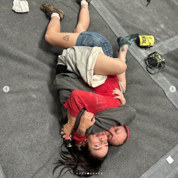 女性の友人と抱き合って寝転ぶビリー。2人はとても幸せそうに微笑んでいる（『BILLIE EILISH　Instagram』より）