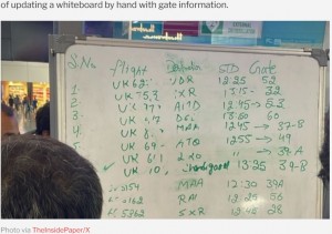 一部空港では、フライトの時間やゲート情報などをホワイトボードに手書きで更新する光景も（『Mothership　「Man at India airport gets handwritten boarding pass during worldwide IT shut down」（Photo via TheInsidePaper/X）』より）