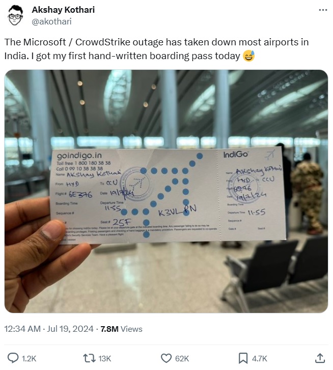 システム障害の影響で搭乗予定だった便が変更になり、新しく発行された搭乗券。行き先や時間など、すべて手書きで記入されていた（『Akshay Kothari　X「The Microsoft / CrowdStrike outage has taken down most airports in India.」』より）