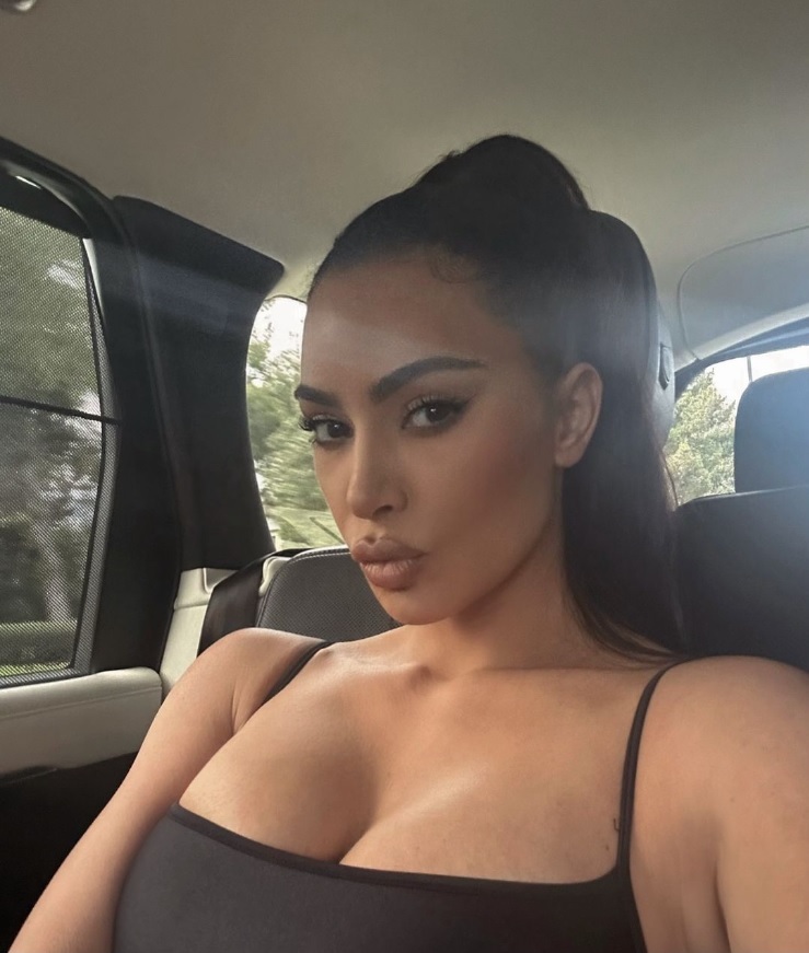 スキンケアブランドなどを経営するキム・カーダシアン。珍しい美容法はまず自分で確かめたい？（『Kim Kardashian　Instagram「miss u」』より）