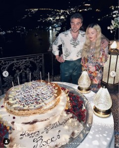 24歳の誕生日を迎えた息子ロッコ・リッチーと並ぶマドンナ（『Madonna　Instagram「La Dolce Vita……………..」』より）