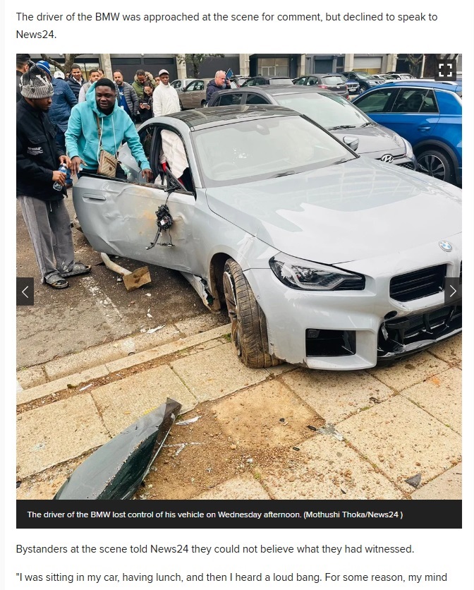 購入して半年で大破したBMW車。水色のパーカーにグッチのバッグを肩にかけている若い男性が運転していた（『News24　「WATCH | ‘I saw a car flying’: BMW motorist smashes into parked vehicles in Cape Town」（Mothushi Thoka/News24）』より）