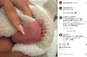 ジャスティンがInstagramに投稿した、ネイルが施されたヘイリーの手と第1子の小さな足の写真（『Justin Bieber　Instagram「WELCOME HOME　JACK BLUES BIEBER」』より）