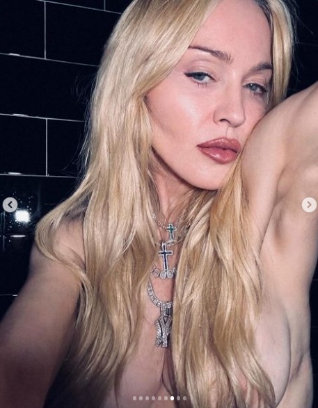 ロングヘアで胸を隠したマドンナ。ダイヤモンドを配したネックレスを重ね着けしている（『Madonna　Instagram「Hot Fun in The Summer Time………」』より）