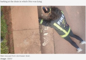 救出されるまで、ジュリアンさんの手を握っていたボランティアスタッフの女性（『TimesLIVE　「Missing man found alive in stormwater drain, sniffed out by dog」（Image: SBBV）』より）