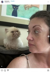 ジギーは甘えん坊で他の猫たちと一緒に過ごすことが大好きとのこと（『Erin McDonald　Instagram「Well, I guess we love you, even when you bite me really hard」』より）