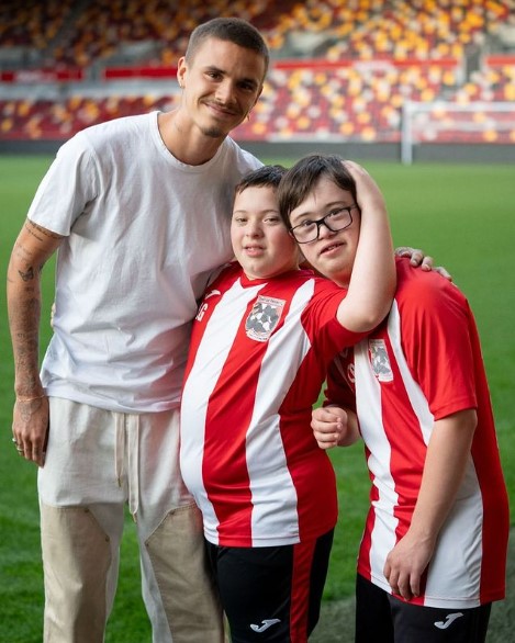 「ブレントフォード・ペンギンズ」に所属するダウン症の選手達と交流するロメオ（『ROMEO　Instagram「Loved spending time with the Brentford Penguins at the end of last year」』より）