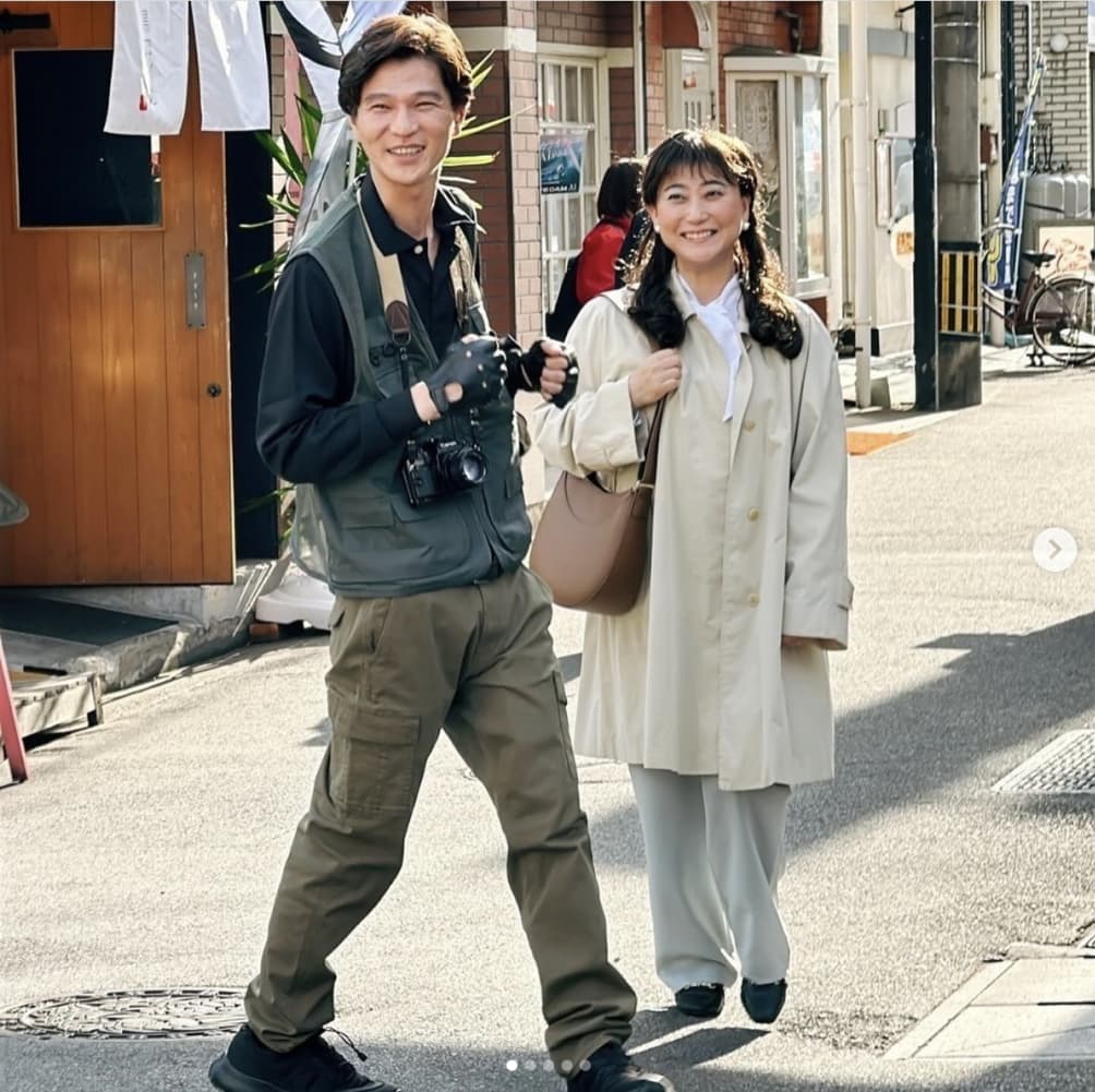 同じ愛媛県出身の友近とモグライダー芝大輔（『水谷千重子　Instagram「バディーの芝くんが到着したからザ・2時間サスペンスって感じになってきたわね」』より）