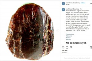 『World Record Academy』が「世界最大のルマニット琥珀の塊」と認定した3.5キロの琥珀（『World Record Academy　Instagram「Buzau, Romania--A giant black amber nugget」』より）