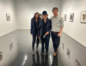 2022年から交際しているパチーノとノアさん。昨年6月には息子ローマンくんが誕生した（『Noor　Instagram「My friend Bennett Miller has an exhibition of new prints produced using a DALL・E image generator.」』より）