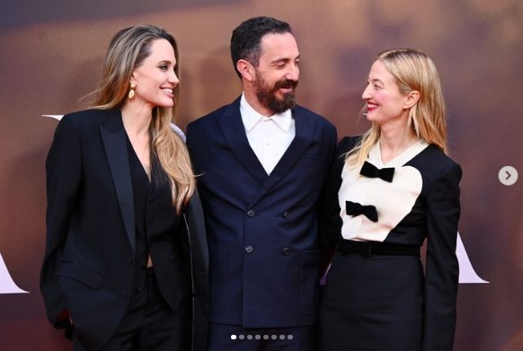 パブロ・ラライン監督、共演した女優アルバ・ロルヴァケルと並ぶアンジェリーナ。映画では伝説のオペラ歌手マリア・カラスを演じている（『BFI　Instagram「The cast and crew of Maria joined us for tonight’s Headline Gala」』より）