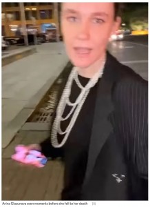 アリーナさんはこの後、地下鉄駅に続く階段の入り口から転落した（『International Business Times, Singapore Edition　「Chilling Video Captures Moment Woman TikToker Trips Over Wall and Plunges to Her Death During Night Out While Her Friend Filmed Her」（X）』より）