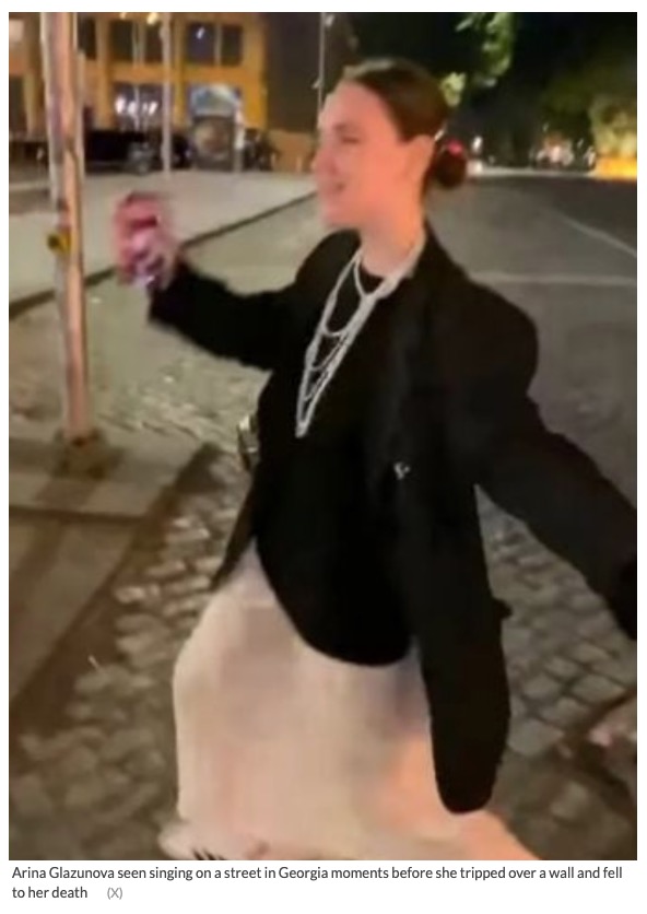 ジョージアの首都トビリシで、音楽に合わせながら歩道を歩いていたアリーナさん（『International Business Times, Singapore Edition　「Chilling Video Captures Moment Woman TikToker Trips Over Wall and Plunges to Her Death During Night Out While Her Friend Filmed Her」（X）』より）