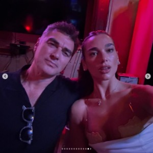 父親ドゥカジニ・リパさんとの親子ショット。ドゥカジニさんはデュアのマネージャーを務めている（『DUA LIPA　Instagram「BACK IN AUSTIN BABY!」』より）