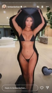 自宅に置かれた等身大のバルーン。キムは「みんな、おかしいわね」と大笑いした（『Kim Kardashian　Instagram』より）