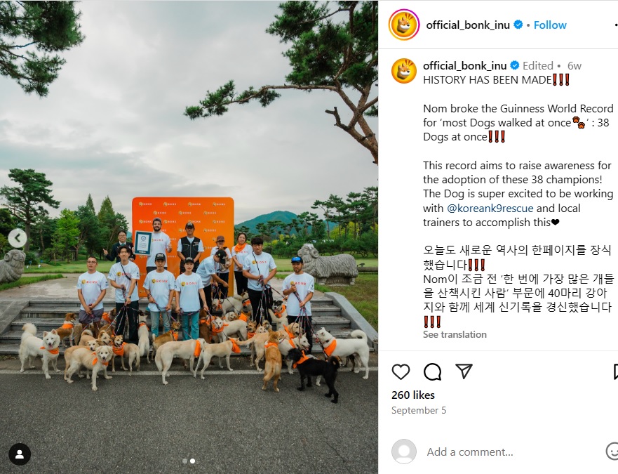 地元のトレーナーたちや参加した犬たちと記念撮影するミッチェルさん（画像は『BONK!!!　Instagram「HISTORY HAS BEEN MADE」』より）