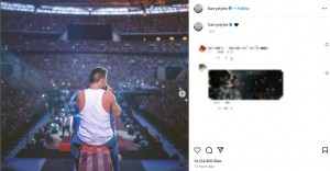 ハリーが公開したリアムの思い出の写真。ステージで歌うリアムの後ろ姿を捉えたものだ（『harrystyles　Instagram』より）