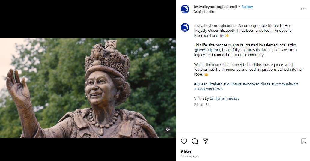 完成したエリザベス女王の銅像。王冠を被り、笑顔を見せている（『Test Valley Borough Council　Instagram「An unforgettable tribute to Her Majesty Queen Elizabeth II has been unveiled in Andover’s Riverside Park.」』より）