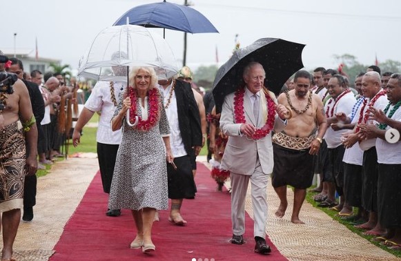 オーストラリア訪問後、サモアを訪れたカミラ王妃とチャールズ国王。あいにくの雨に見舞われ、傘を差して歩いていた（『The Royal Family　Instagram「No dampening of spirits despite」』より）