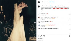 レセプションパーティでチークダンス中、キスを交わすキャサリンとマイケル（『Catherine Zeta-Jones　Instagram「24 years ago, I said,, I do.」』より）