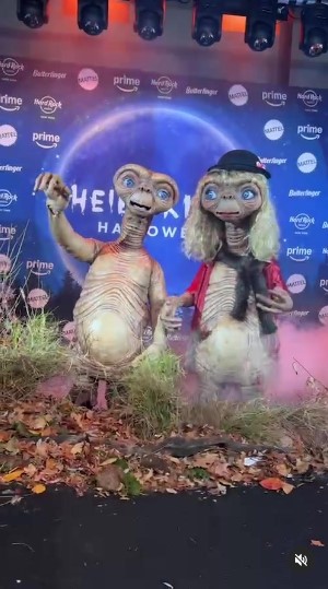 映画『E.T.』のキャラクターに扮したハイディとトム。ハイディは映画のワンシーンを再現し、ウィッグと帽子を被っている（『Heidi Klum　Instagram「HEIDI HALLOWEEN 2024」』より）