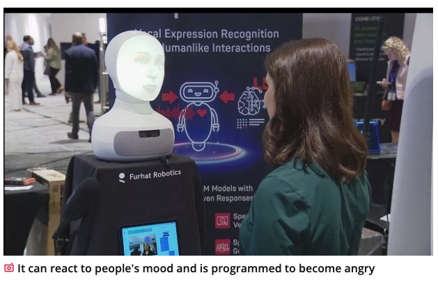 悪態をつくロボットと会話する米ニュースメディア『ABC7 News』の女性記者（『The Daily Star　「Angry and foul-mouthed monster robot built to train customer service staff」』より）