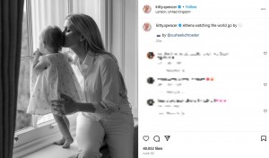 7月に公開した愛娘とのモノクロームショット。娘の名前を“アテナ”と明らかにした（『Kitty Spencer　Instagram「Athena watching the world go by」』より）