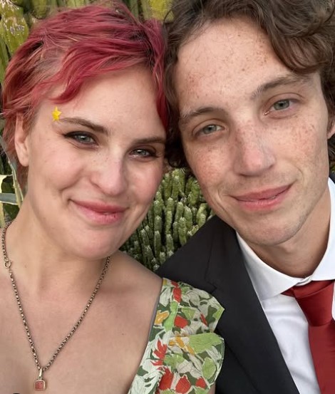 タルーラ・ウィリスと恋人のジャスティン・アイシー。2人がSNSで婚約したことを発表した（『tallulah willis　Instagram「It’s giving utter joy」』より）