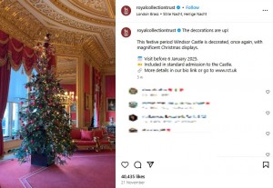 クリムゾン・ドローイング・ルームに置かれたクリスマスツリー。高さ4.5メートルのモミの木を使用している（『Royal Collection Trust　Instagram「The decorations are up!」』より）